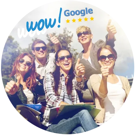 Zufriedene Fahrschülerinnen und Fahrschüler mit Daumen hoch – „Wow!“ und fünf Google-Sterne